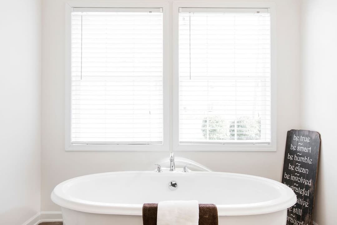 1558 jamestown bathroom home features