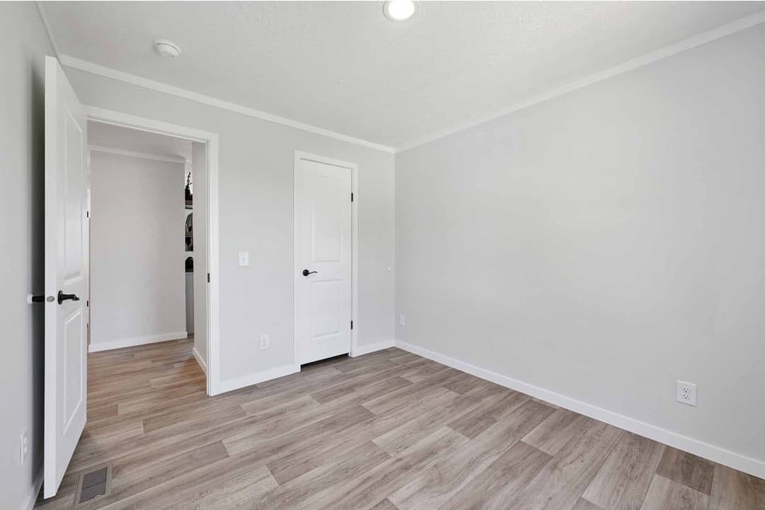 Axis 32563n bedroom home features