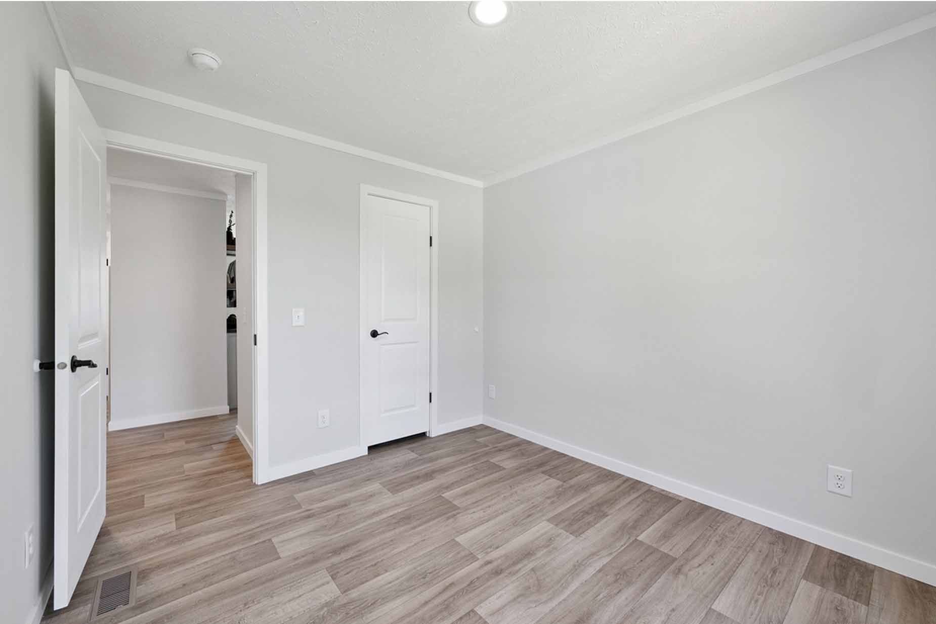 Axis 32563n bedroom home features