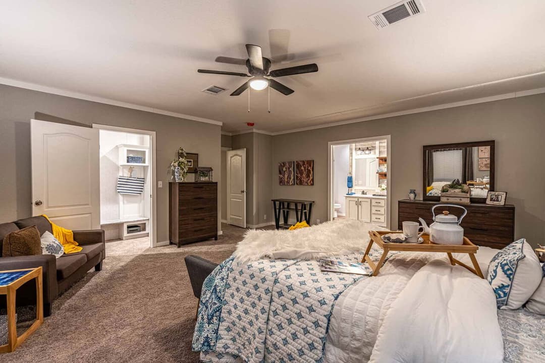 Magnum 32764m bedroom home features