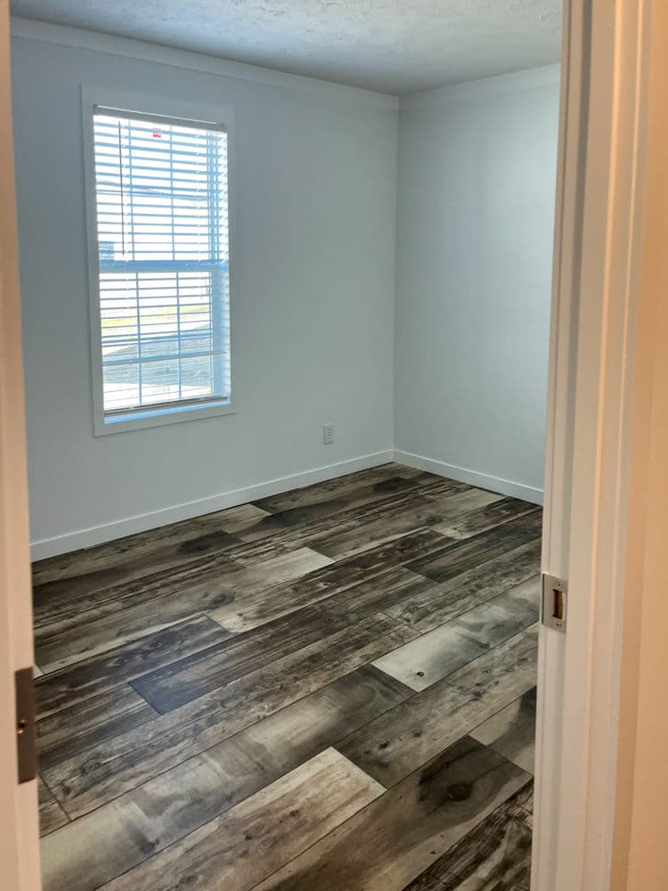 Lavonia bedroom home features