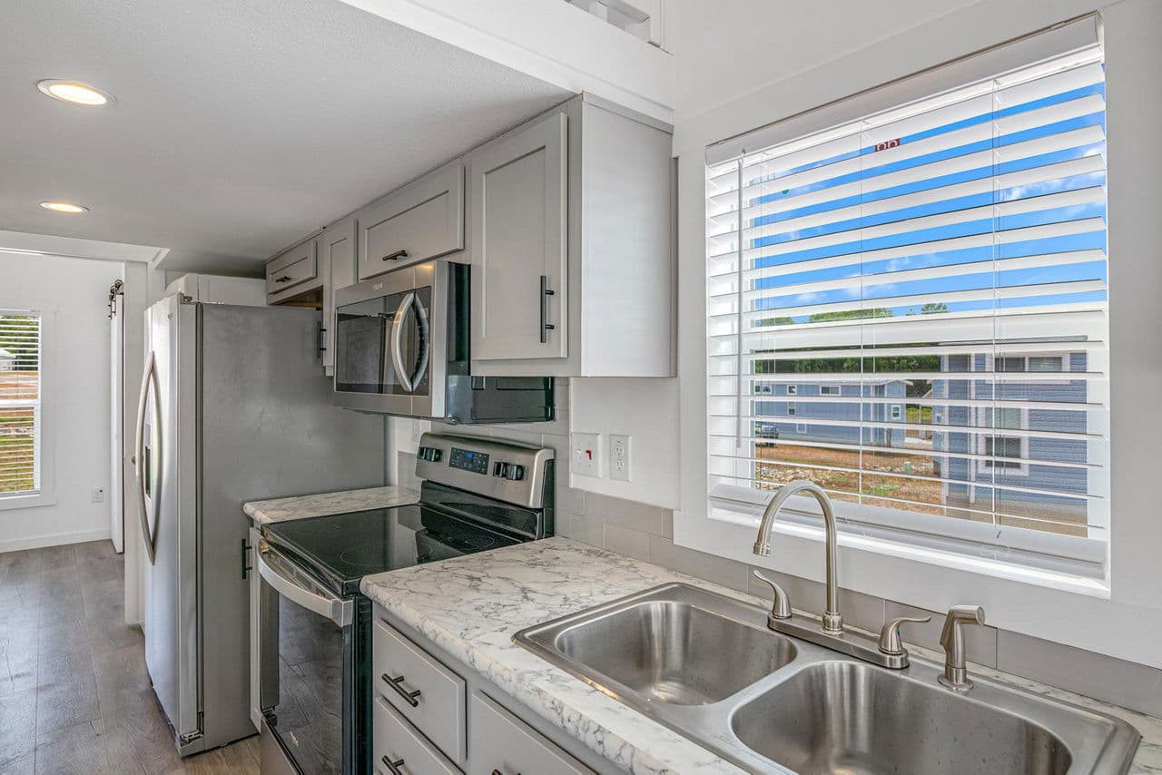 Park model 528l kitchen home features