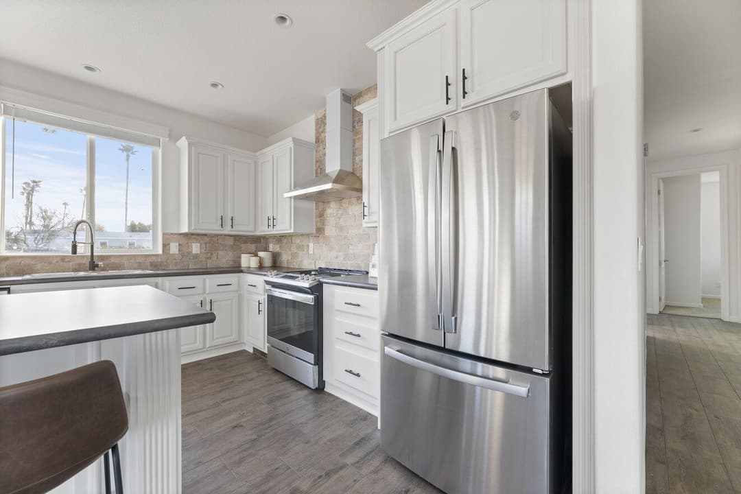 Pacifica  interior and kitchen home features