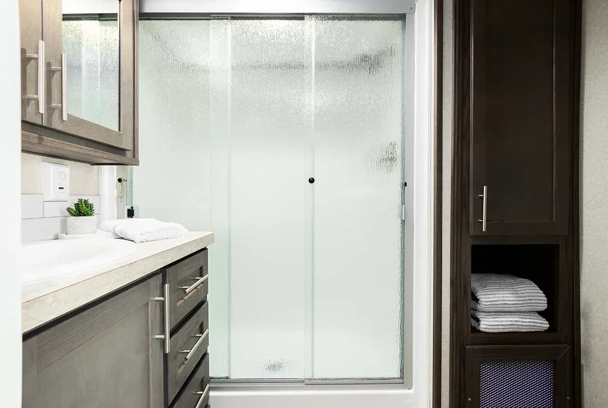 Lakeside 8155 bathroom home features