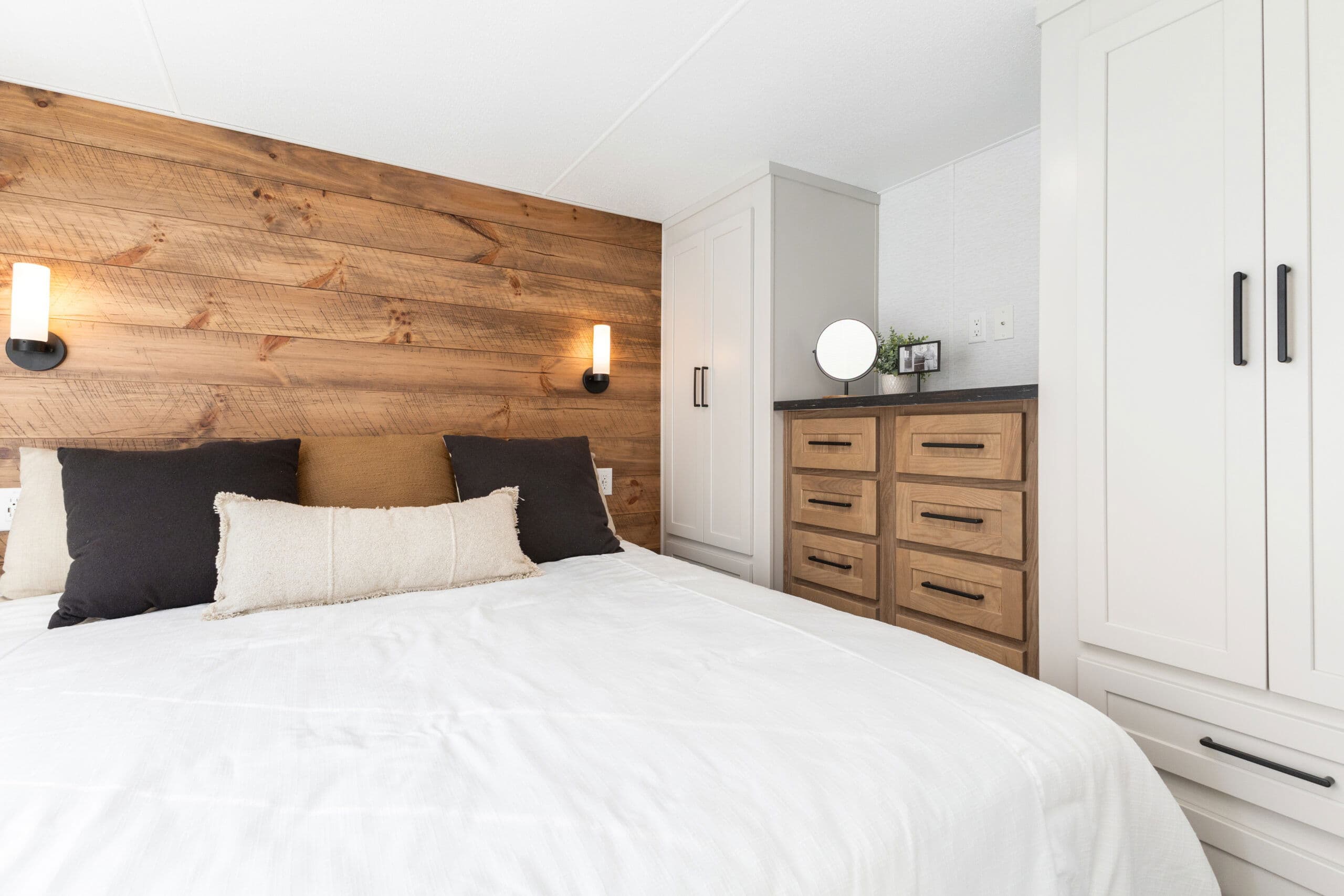 Eldorado 9099pwd bedroom home features