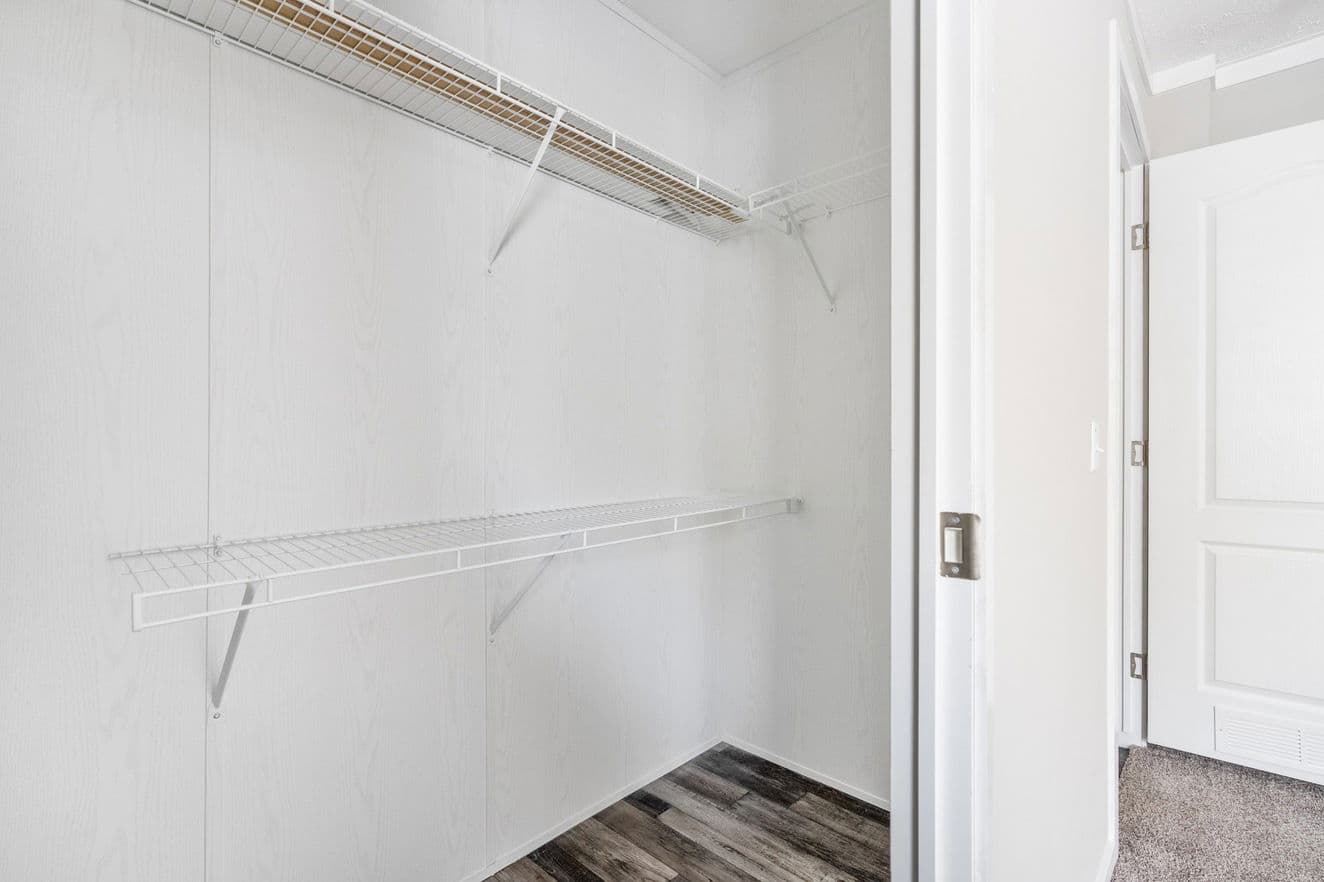 Uproar 28483u interior home features