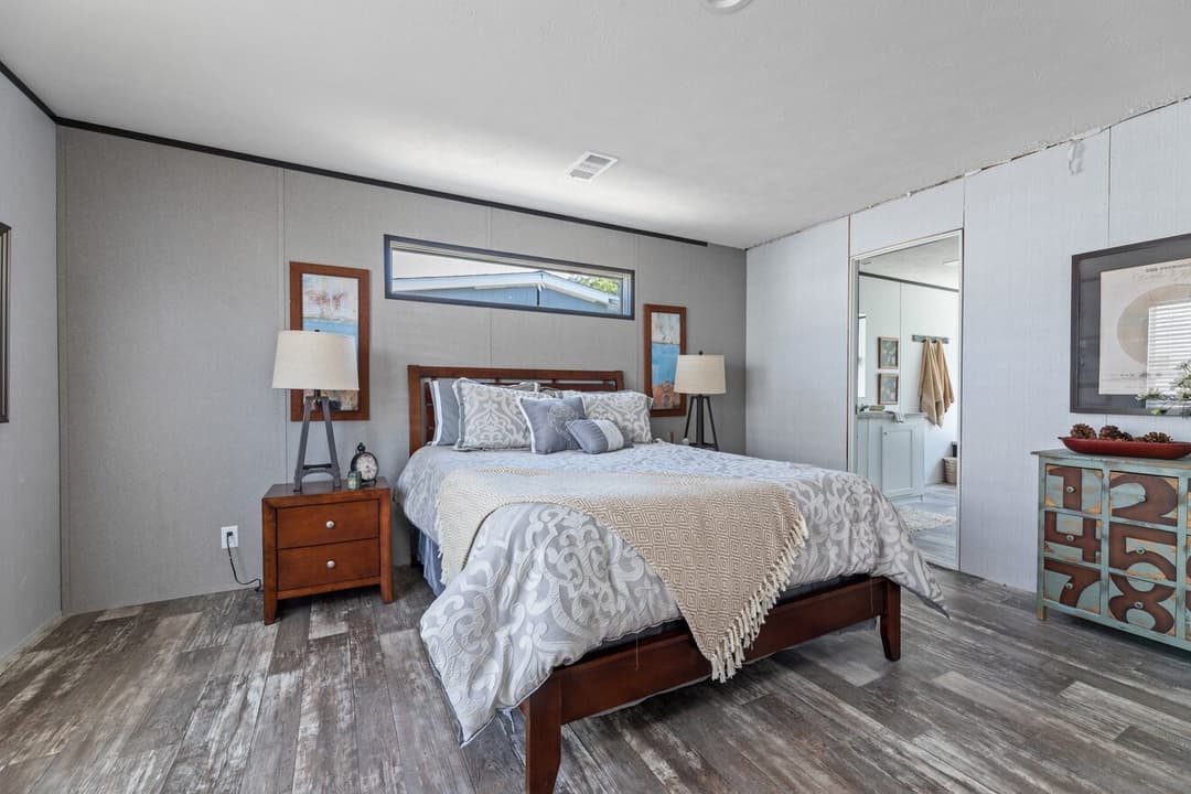 Valu premier 32563g interior and bedroom home features