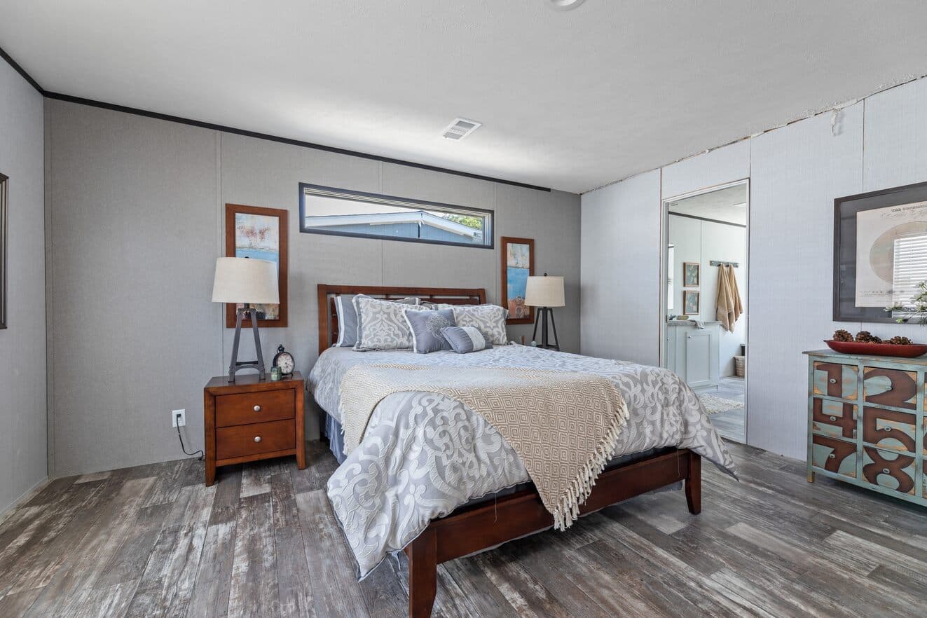 Valu premier 32563g interior and bedroom home features