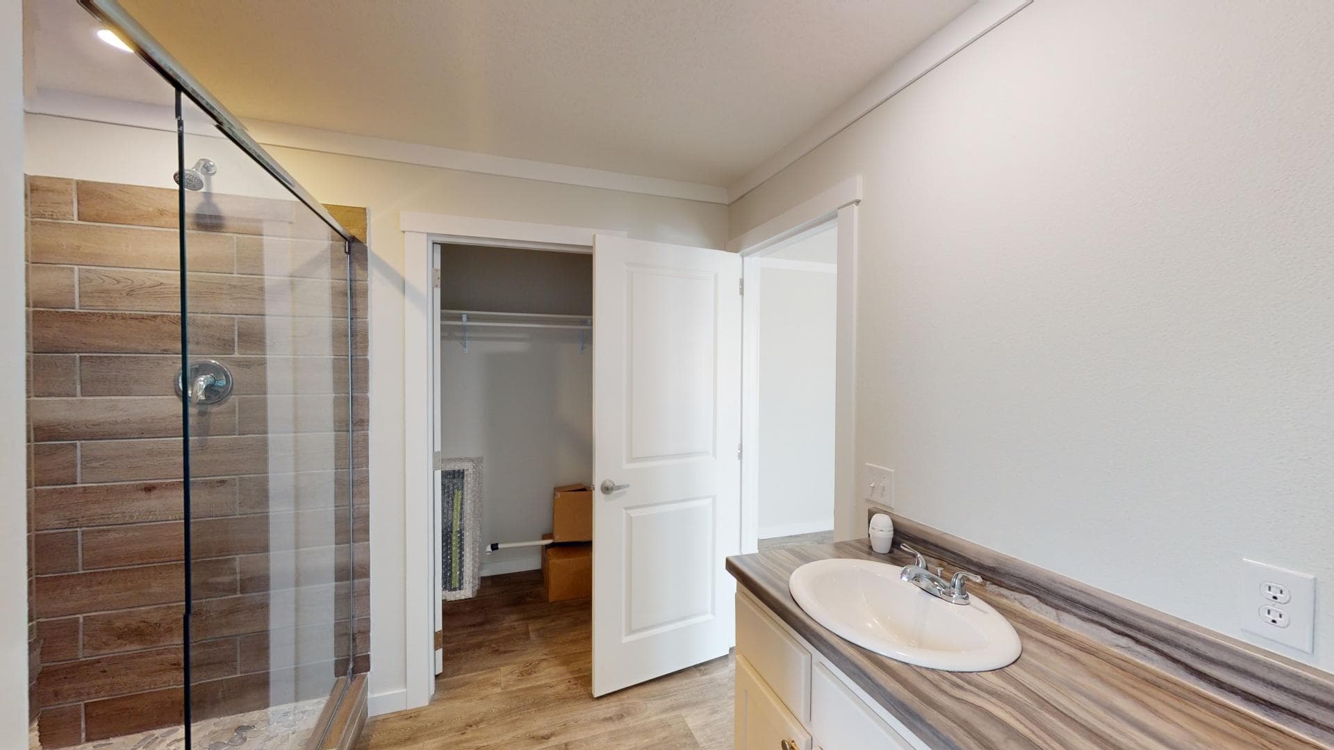 Chc1680-102 bathroom home features