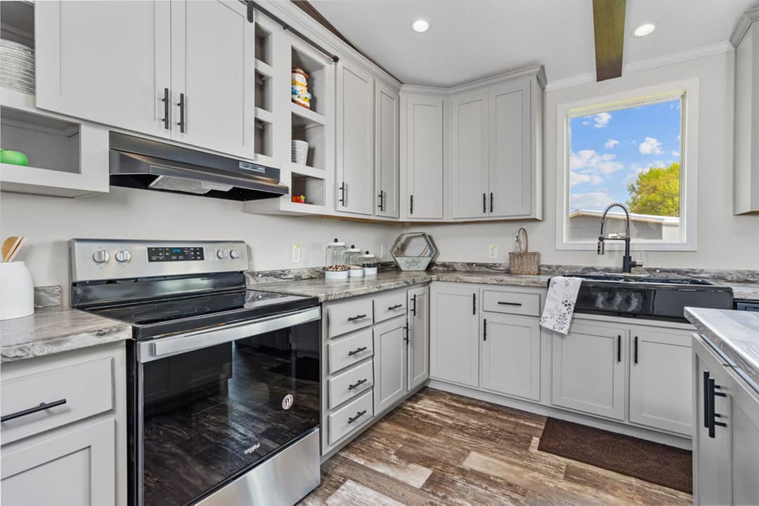 Poydras 3 bedroom kitchen home features