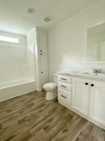 Country manor 32663m bathroom home features