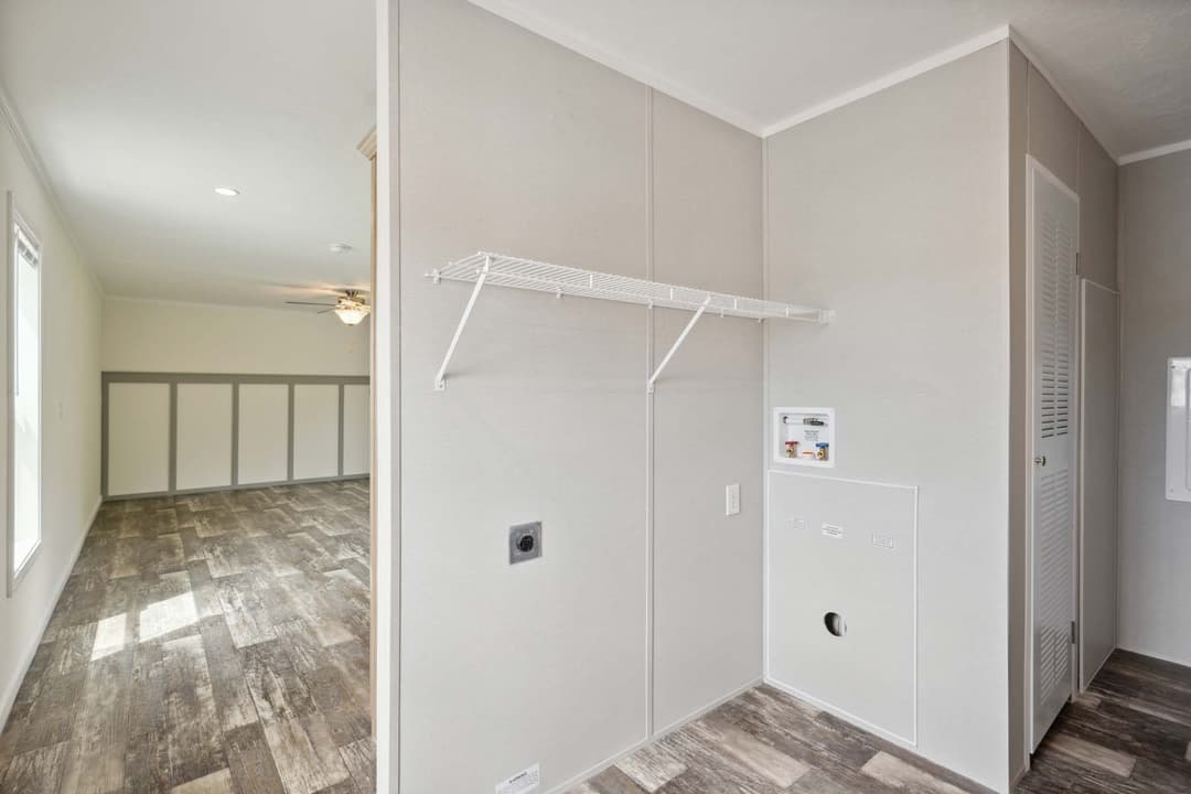 Achiever 6903 interior home features