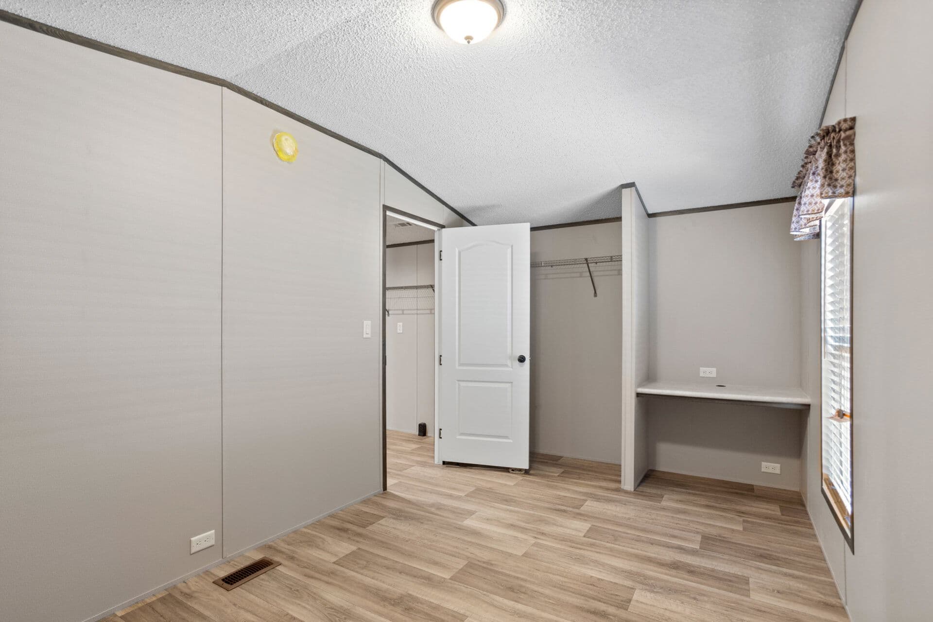 Classic c-1672-32c bedroom home features