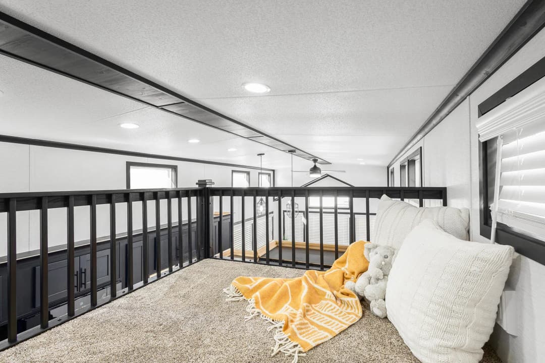 Lakeside 8104bk bedroom home features