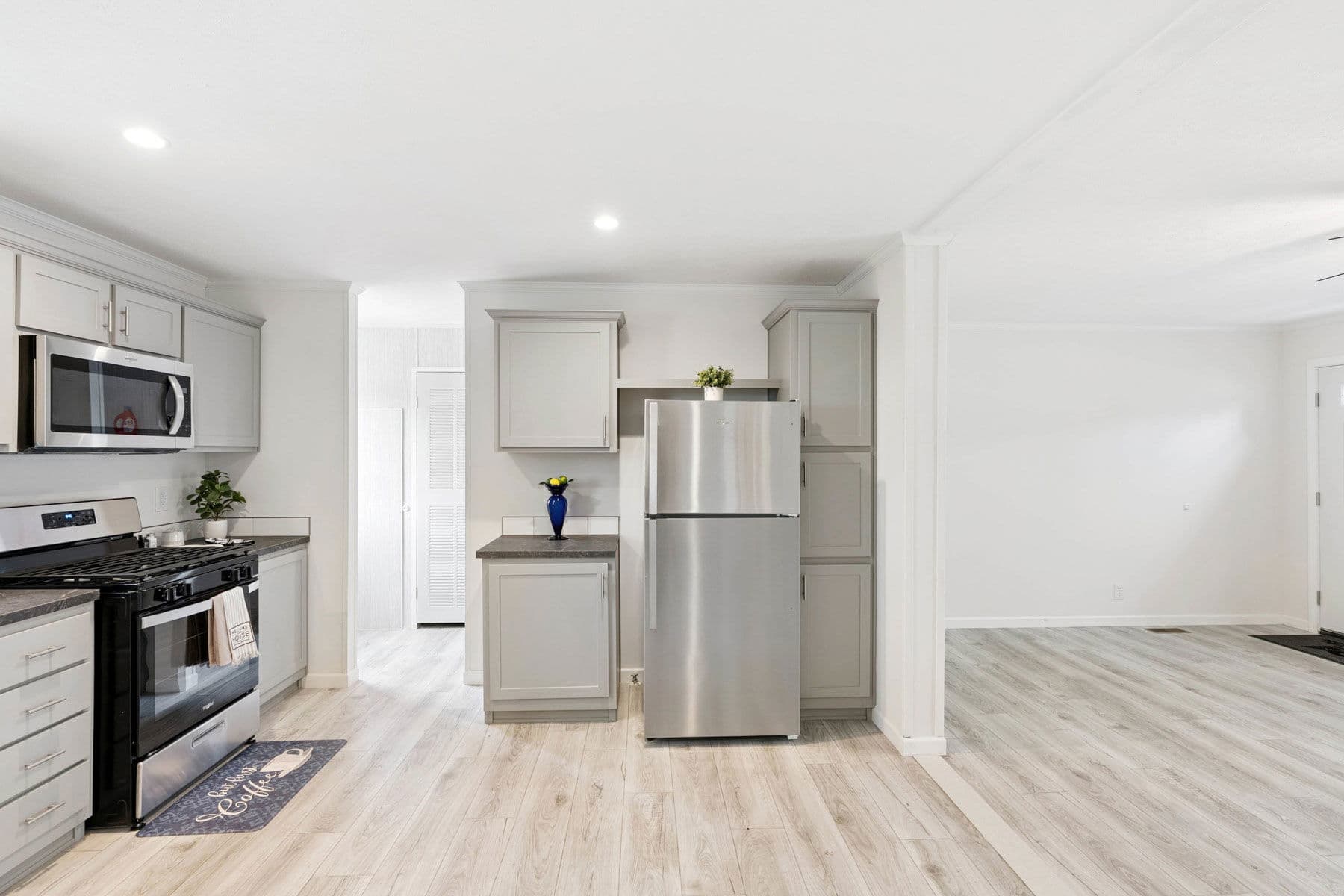 Superior 3905 kitchen home features