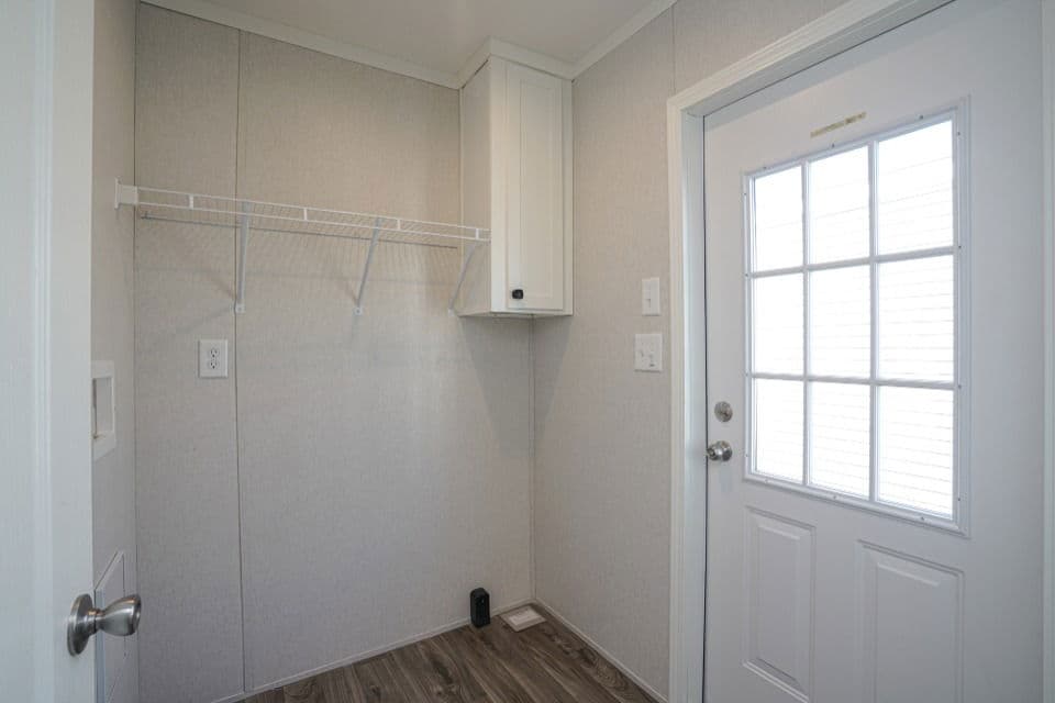 Velocity 16763l interior home features