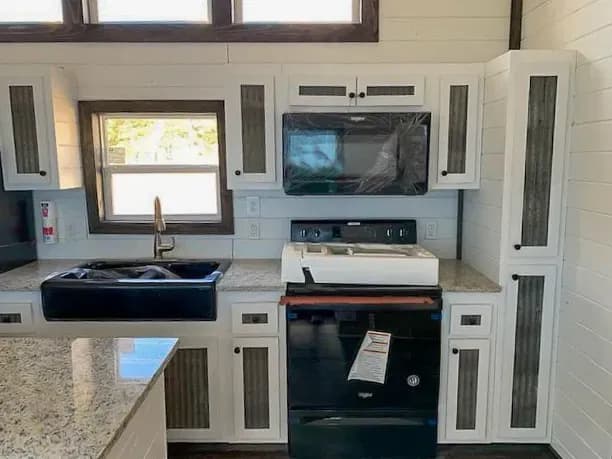 Pelican bay | 4b 111 kitchen home features