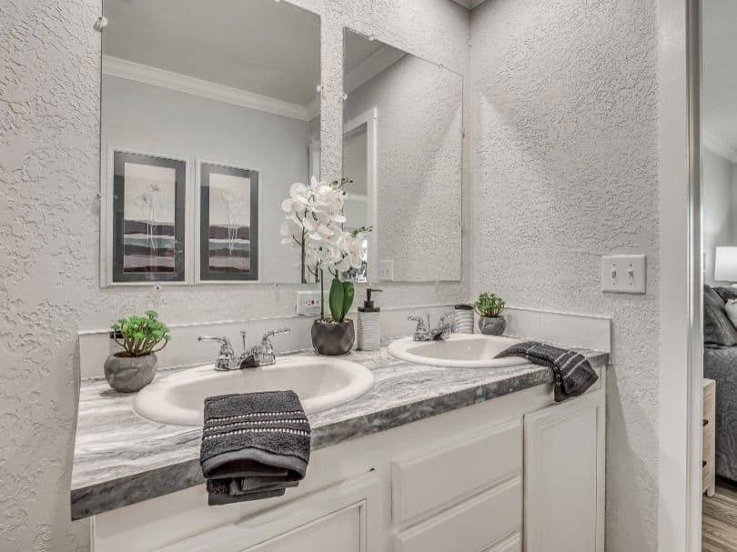 Emerald 28483a bathroom home features