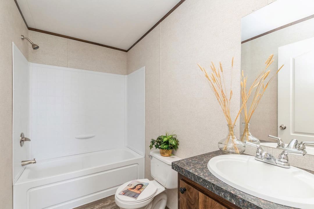 Grand 3902 bathroom home features