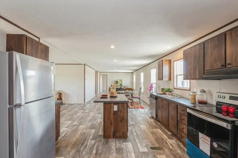 Grand kitchen home features