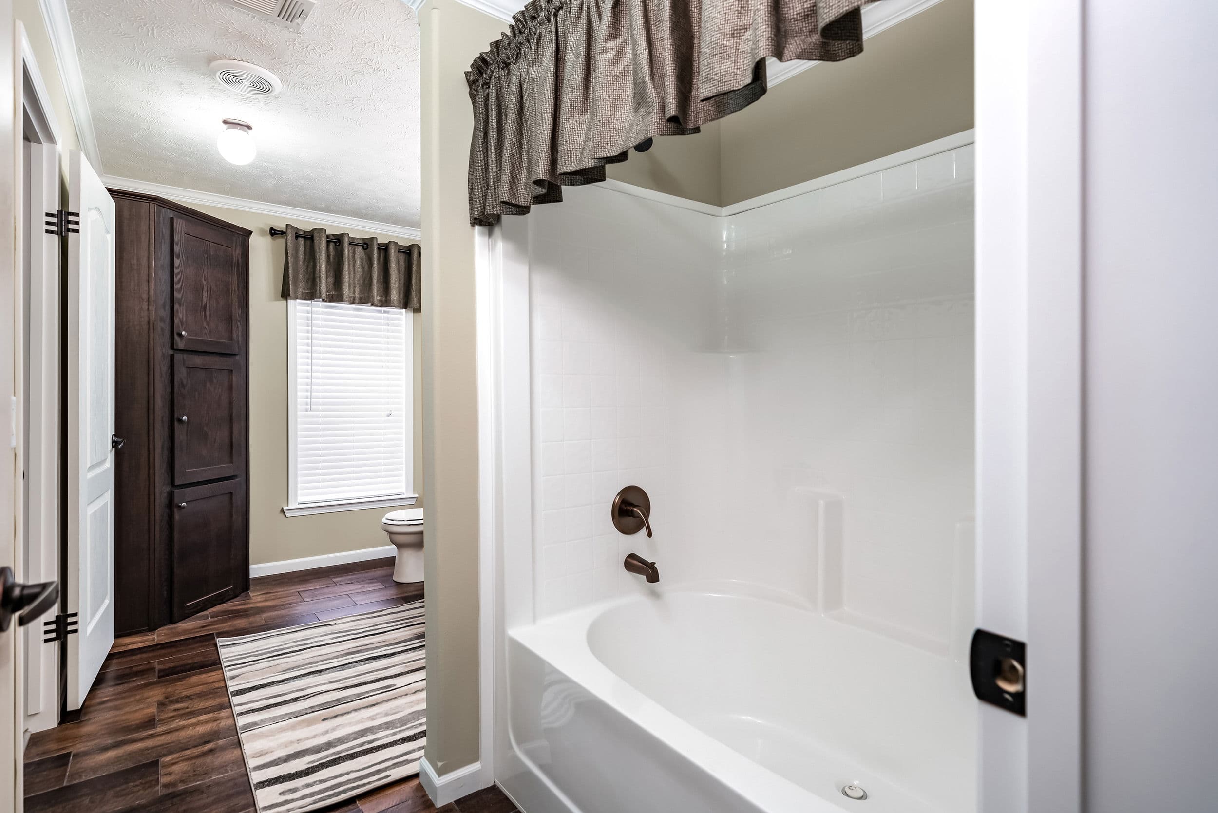 Kb-3244 bathroom home features