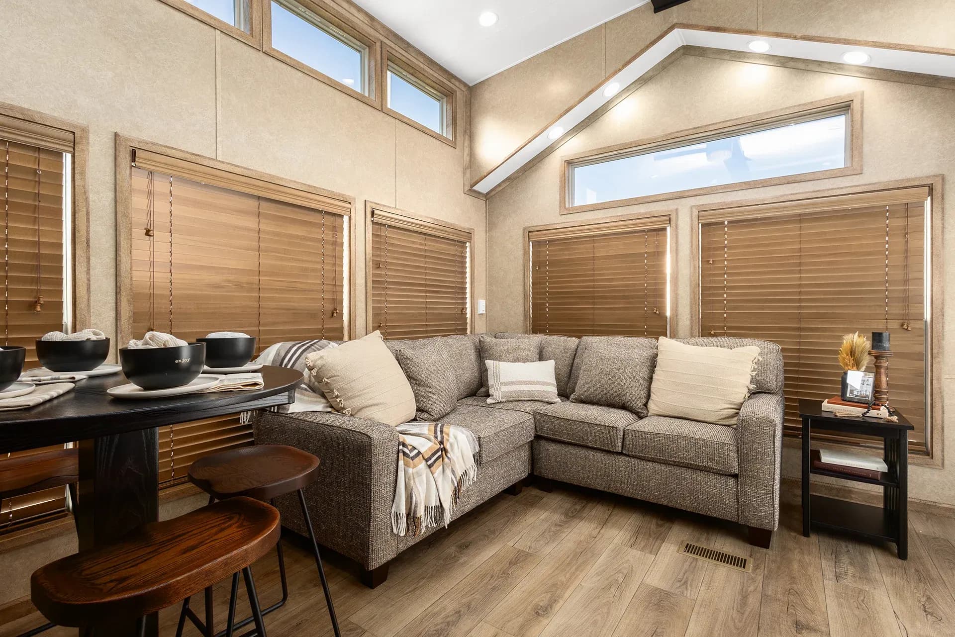 Island 4809b interior home features