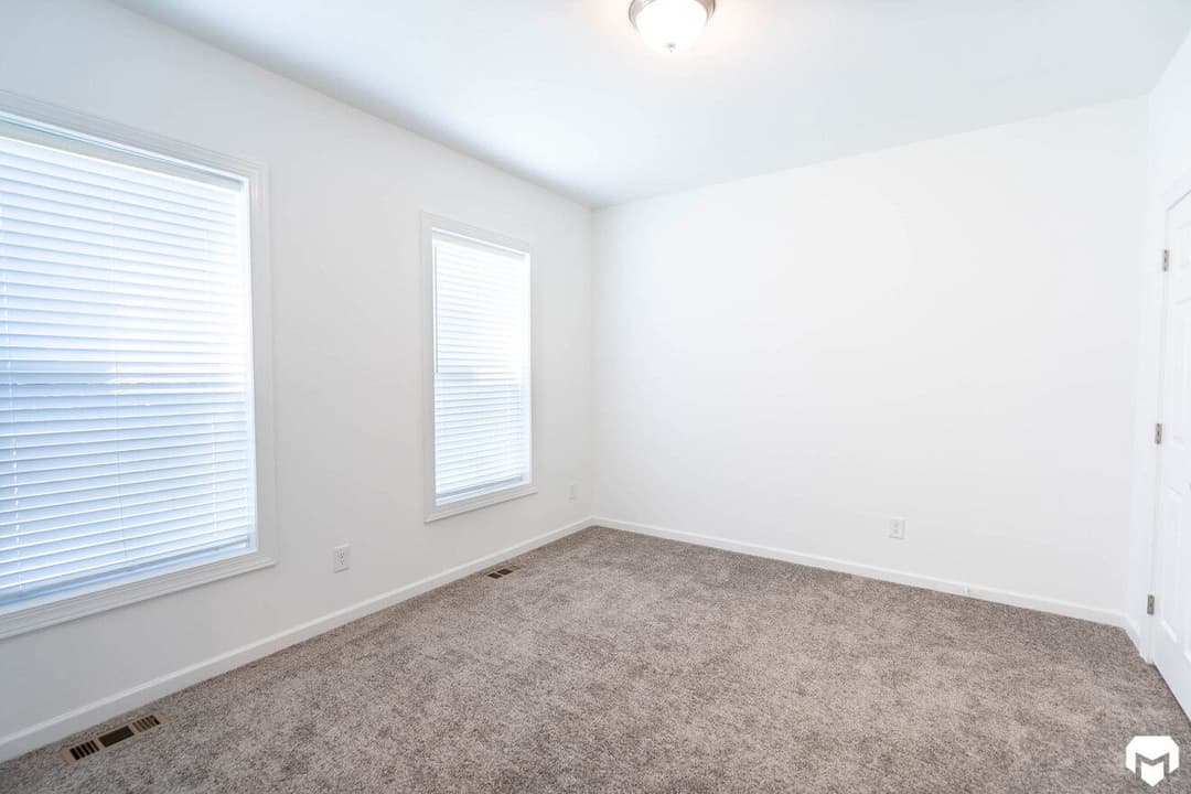 Elite 2.1 32683c bedroom home features