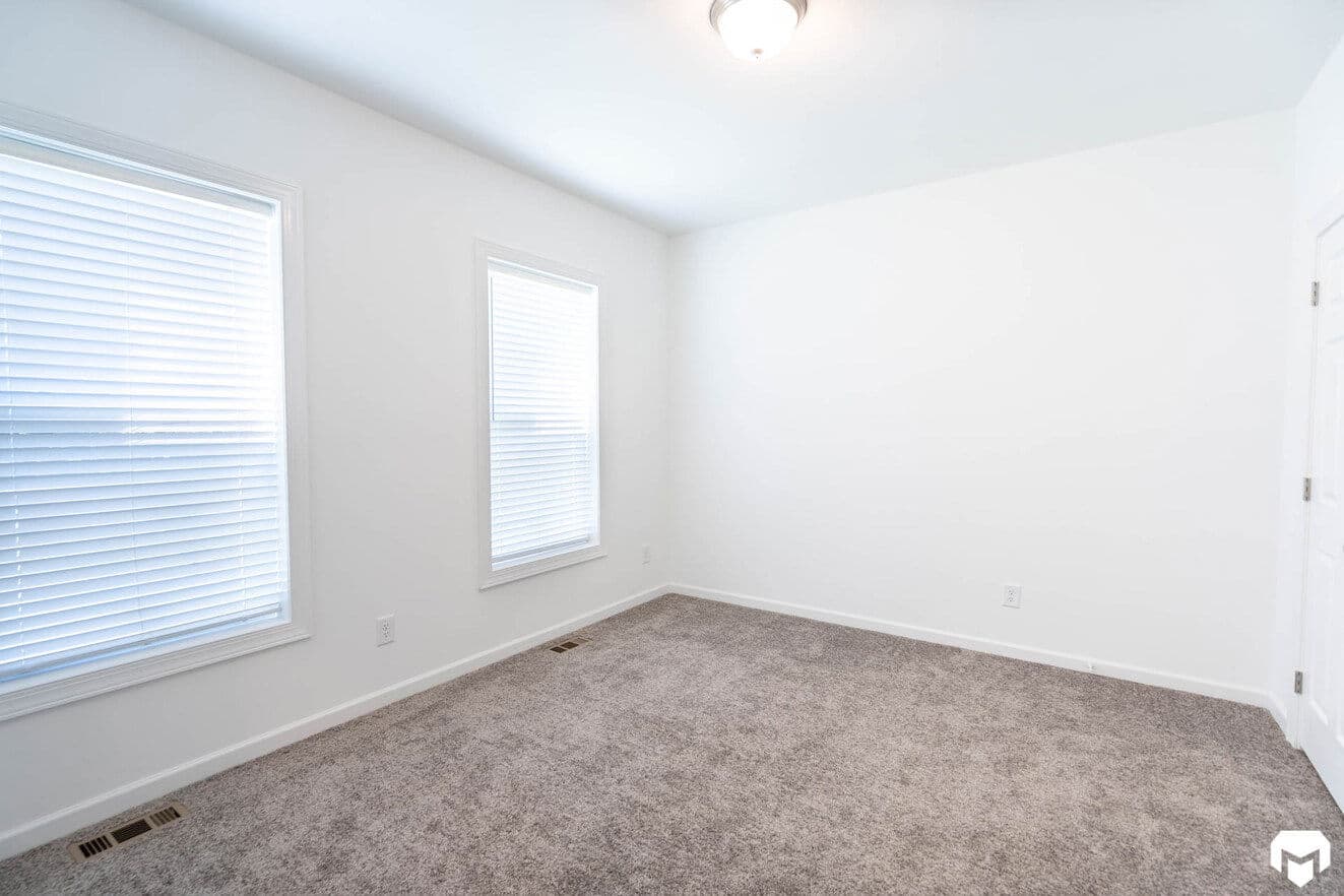 Elite 2.1 32683c bedroom home features