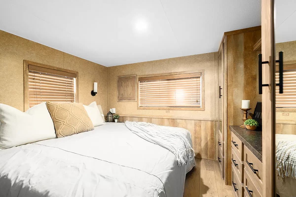 Lakeside 8043k bedroom home features