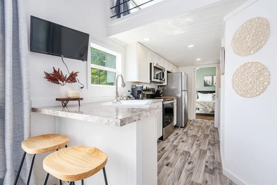 Whispering pines | 4b 100 kitchen home features