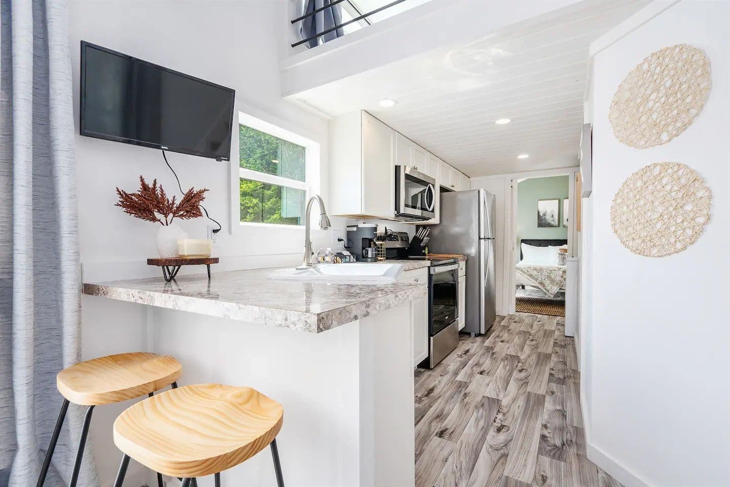 Whispering pines | 4b 100 kitchen home features