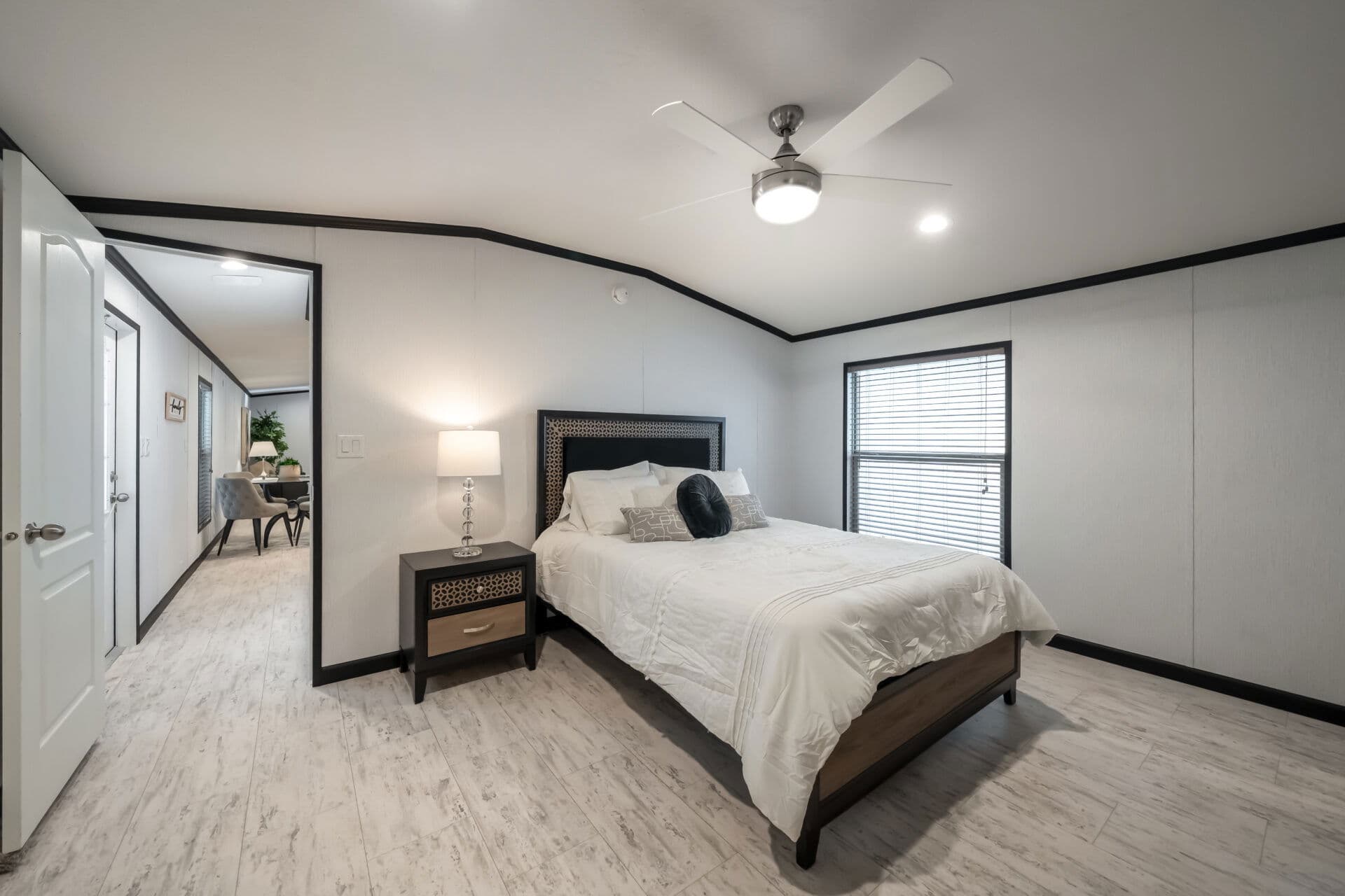 Classic c-1680-32m bedroom home features