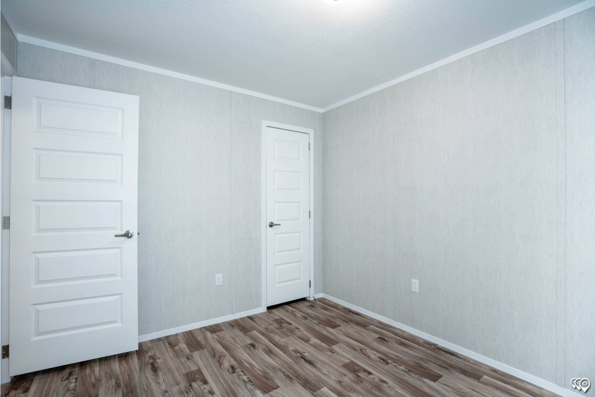 Arc1680-8018 bedroom home features