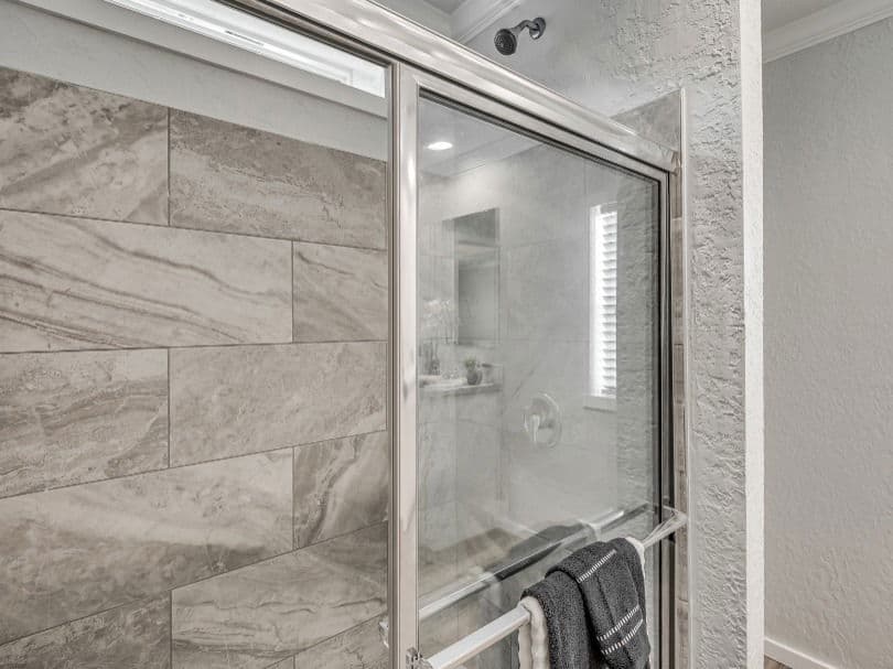 Emerald 28483a bathroom home features