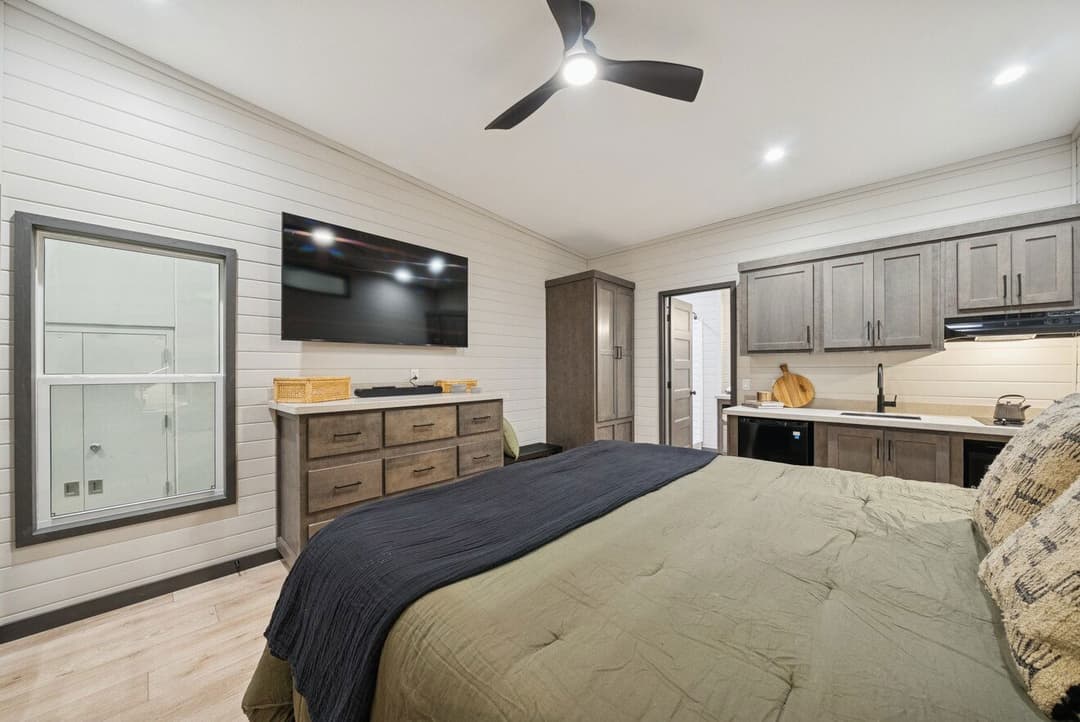 Cottonwood 14361h bedroom home features