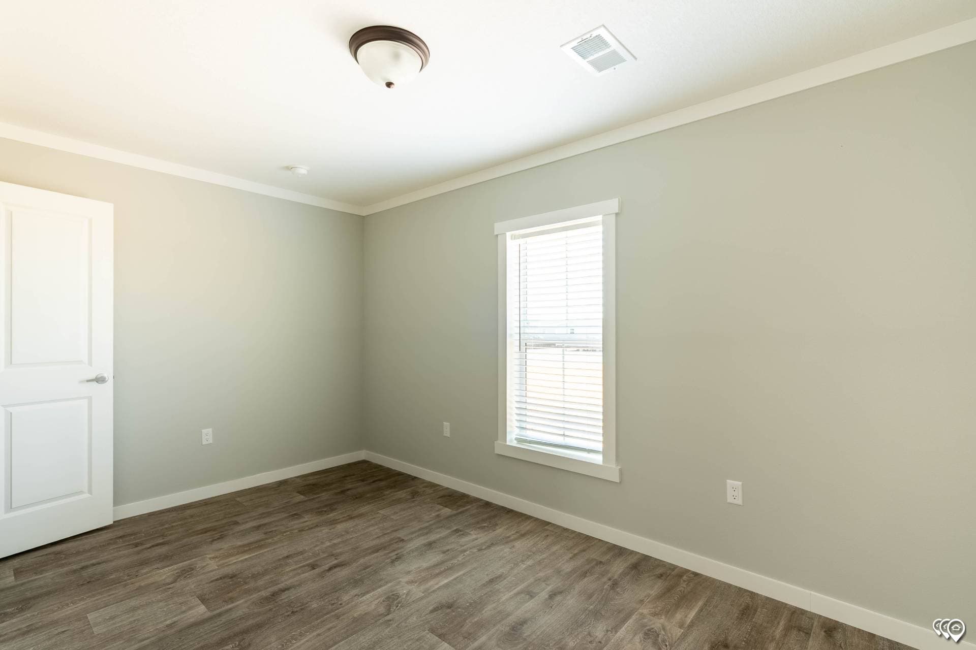 Chc1680-104 bedroom home features