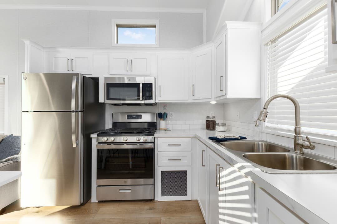 Lakeside 8155 kitchen home features