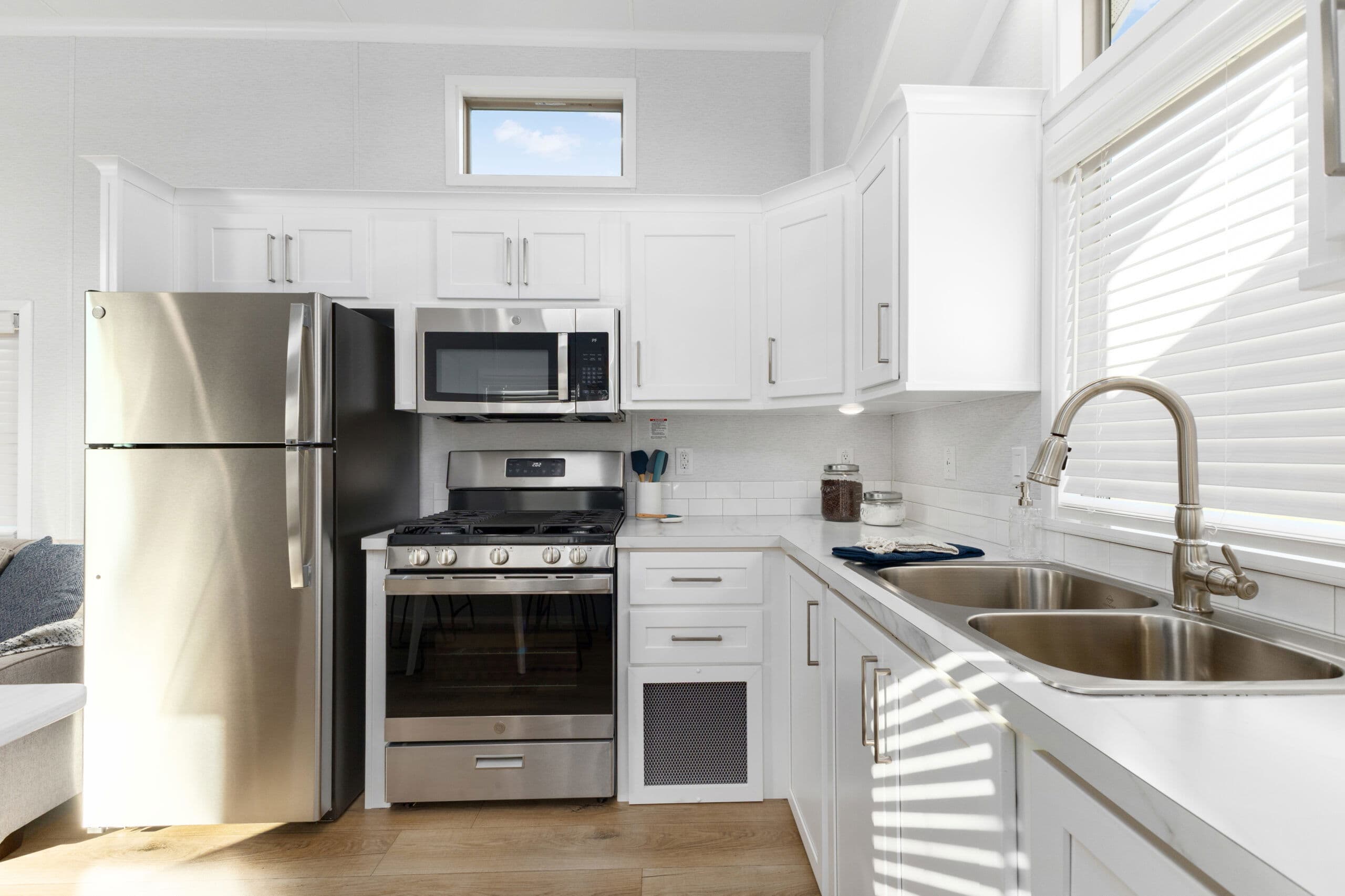 Lakeside 8155 kitchen home features