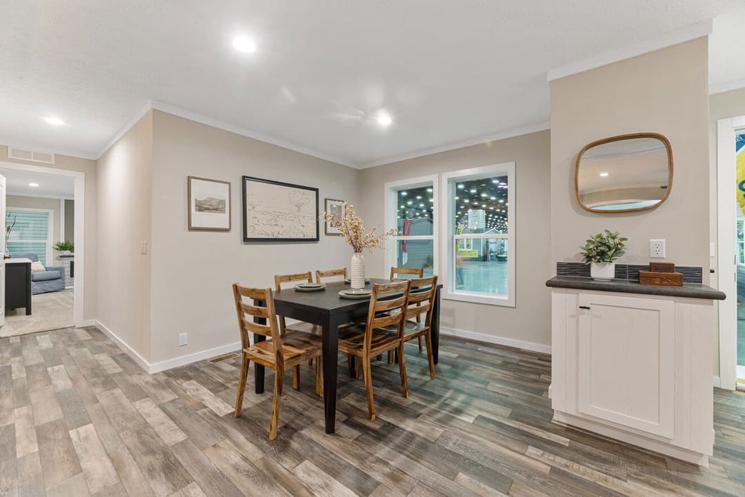 Stratos 28643b interior home features