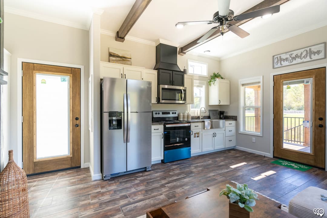 Cozy cabin 2 kitchen home features