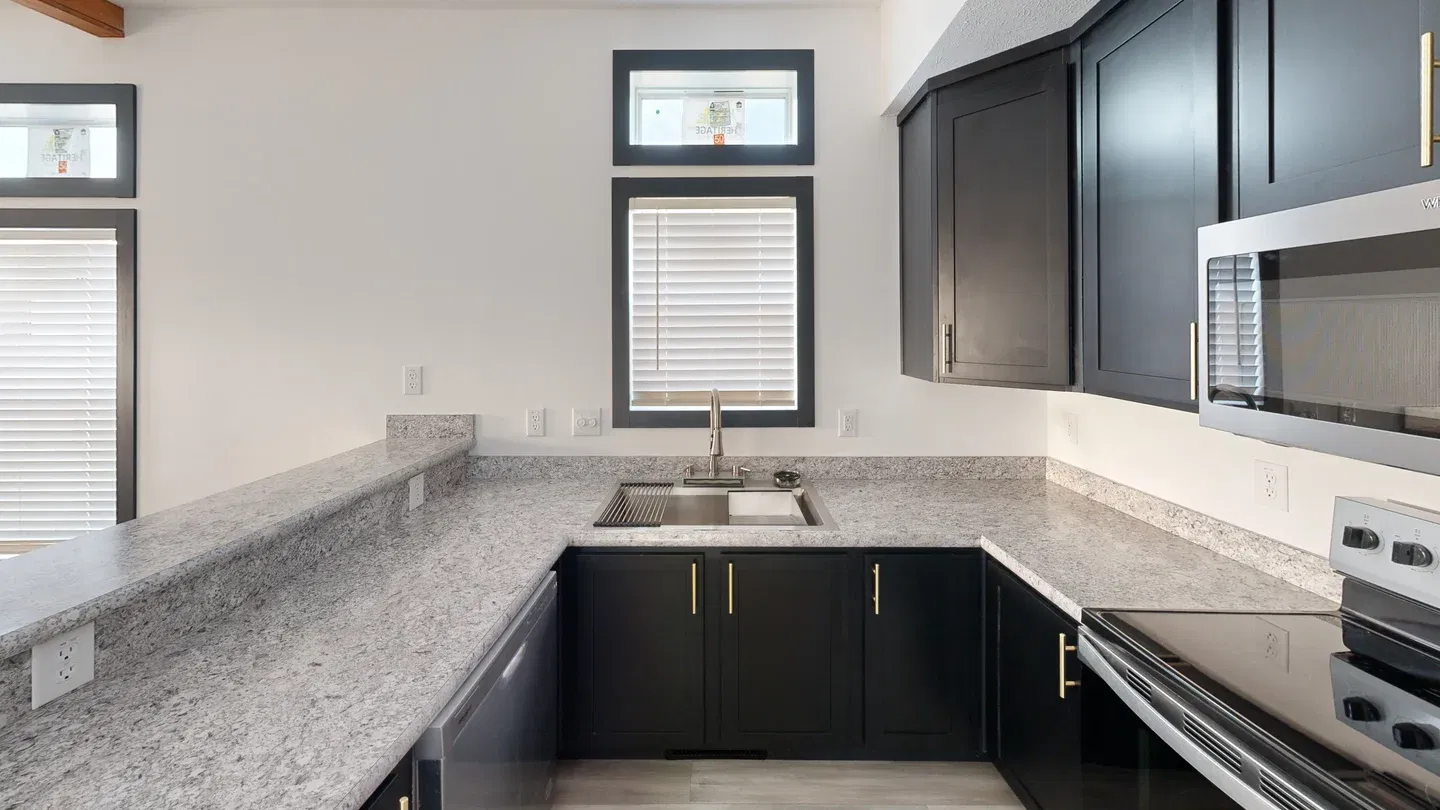 6481ls (16’ stretch) kitchen home features