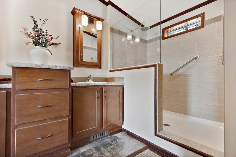 Lexington a243 bathroom home features