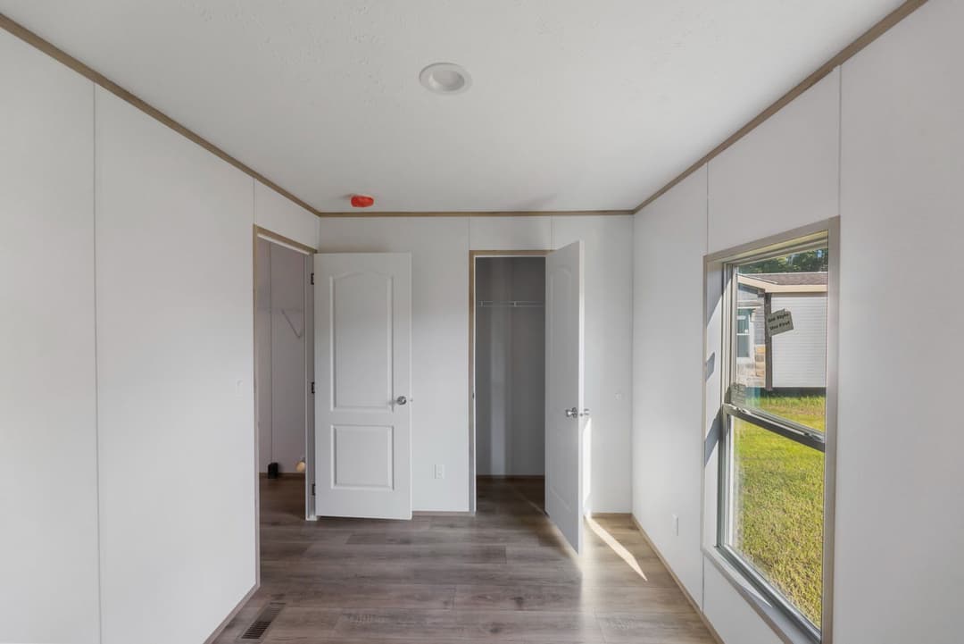 Phoenix 16663a bedroom home features