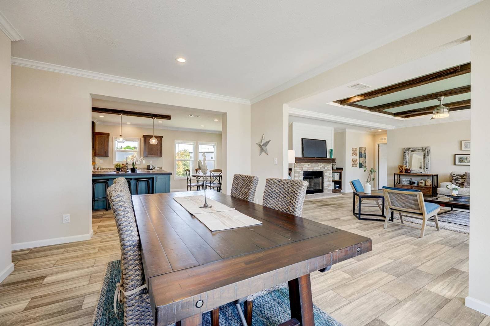 Titan extreme 3264r interior home features