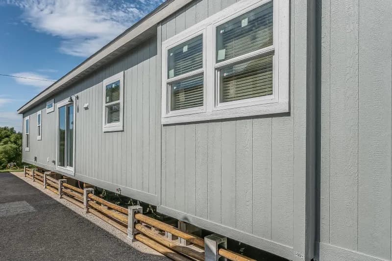 Skyliner 4732b elevation and exterior home features