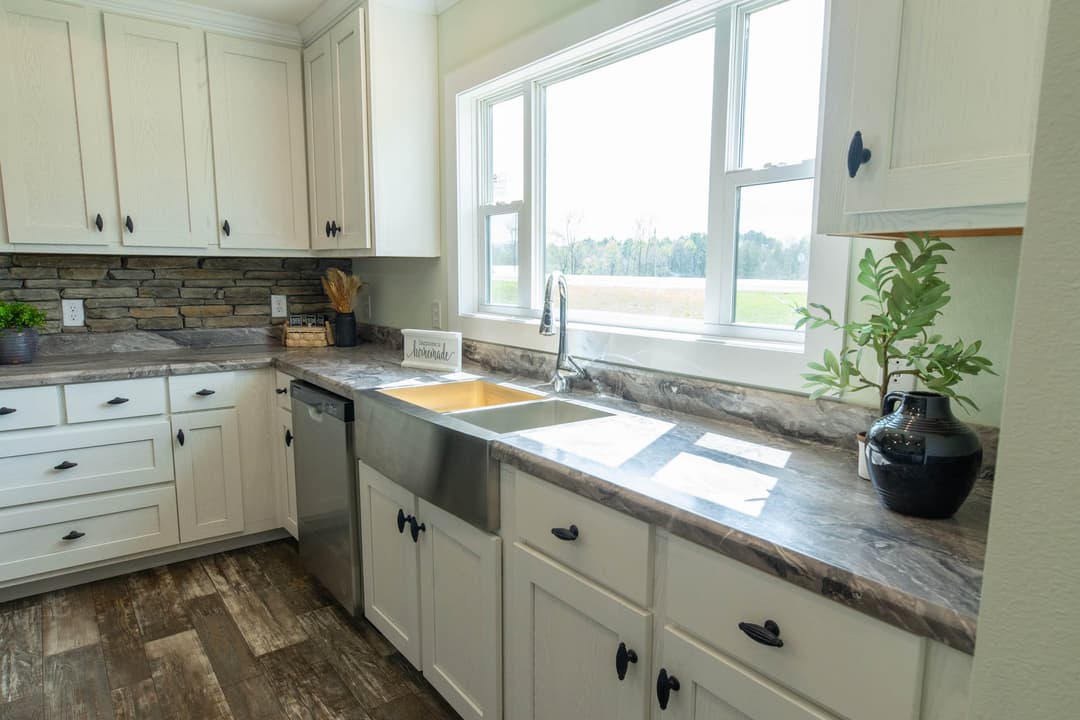 Lynn kitchen home features