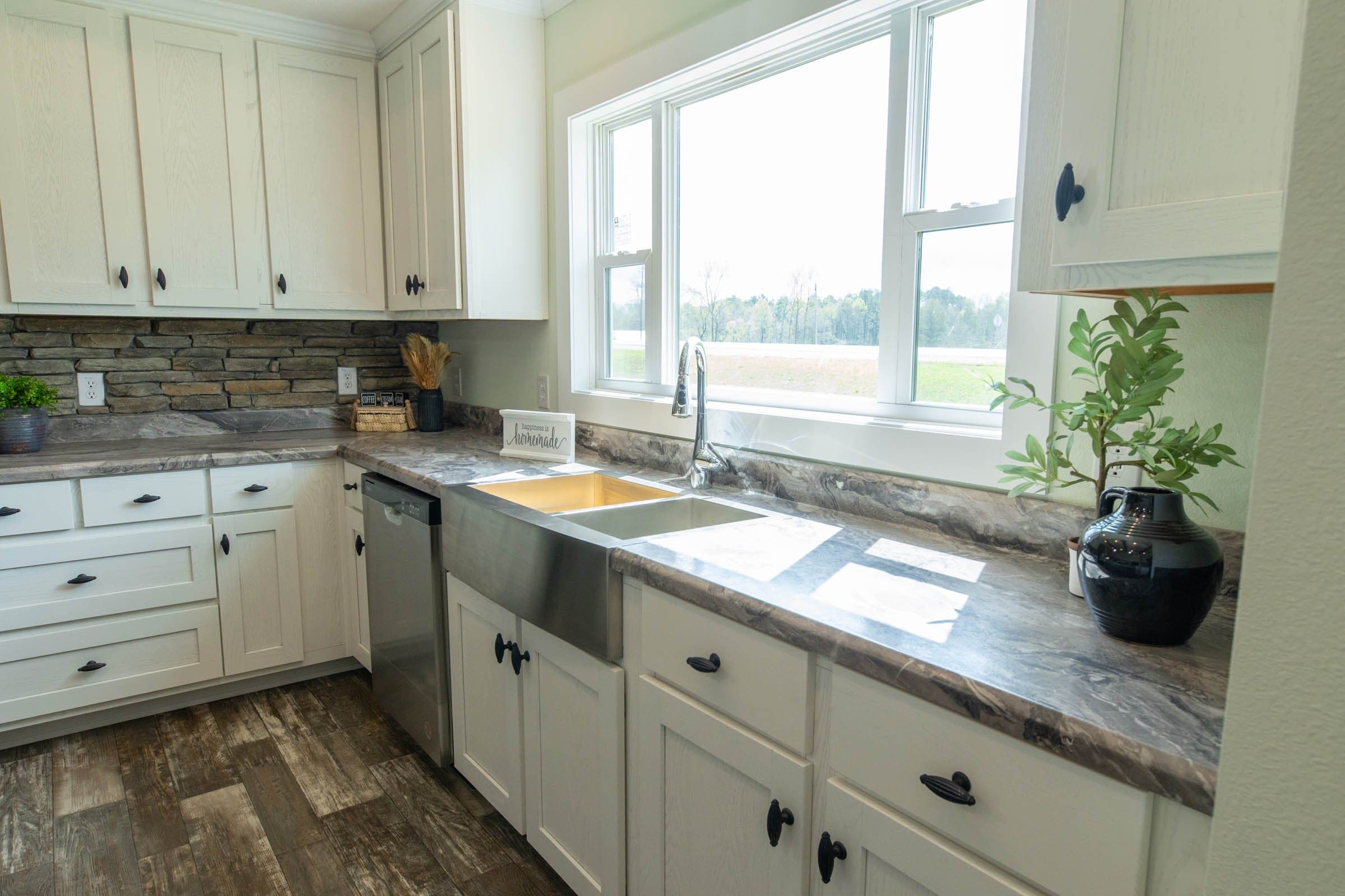 Lynn kitchen home features