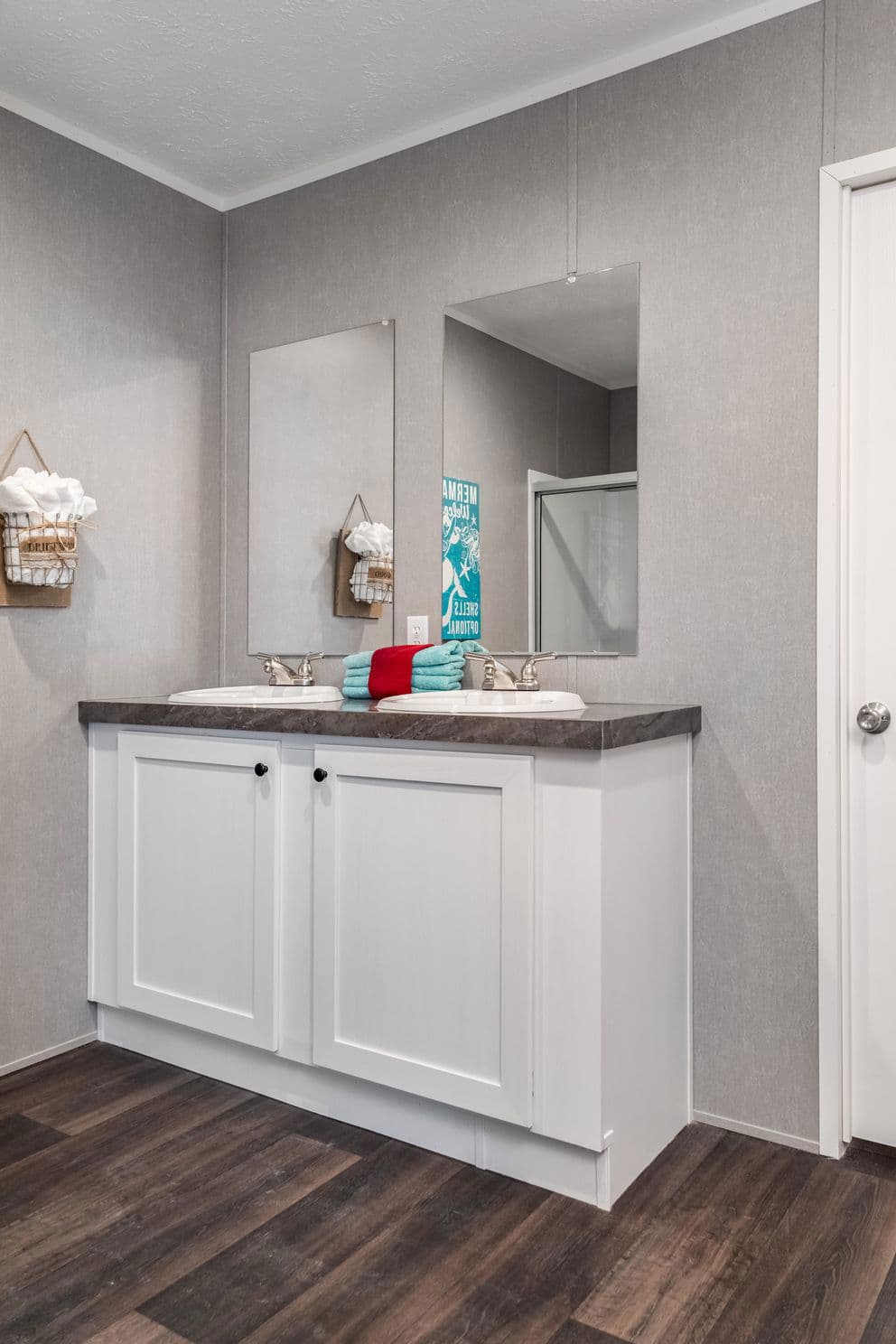 The eagle 76 bathroom home features