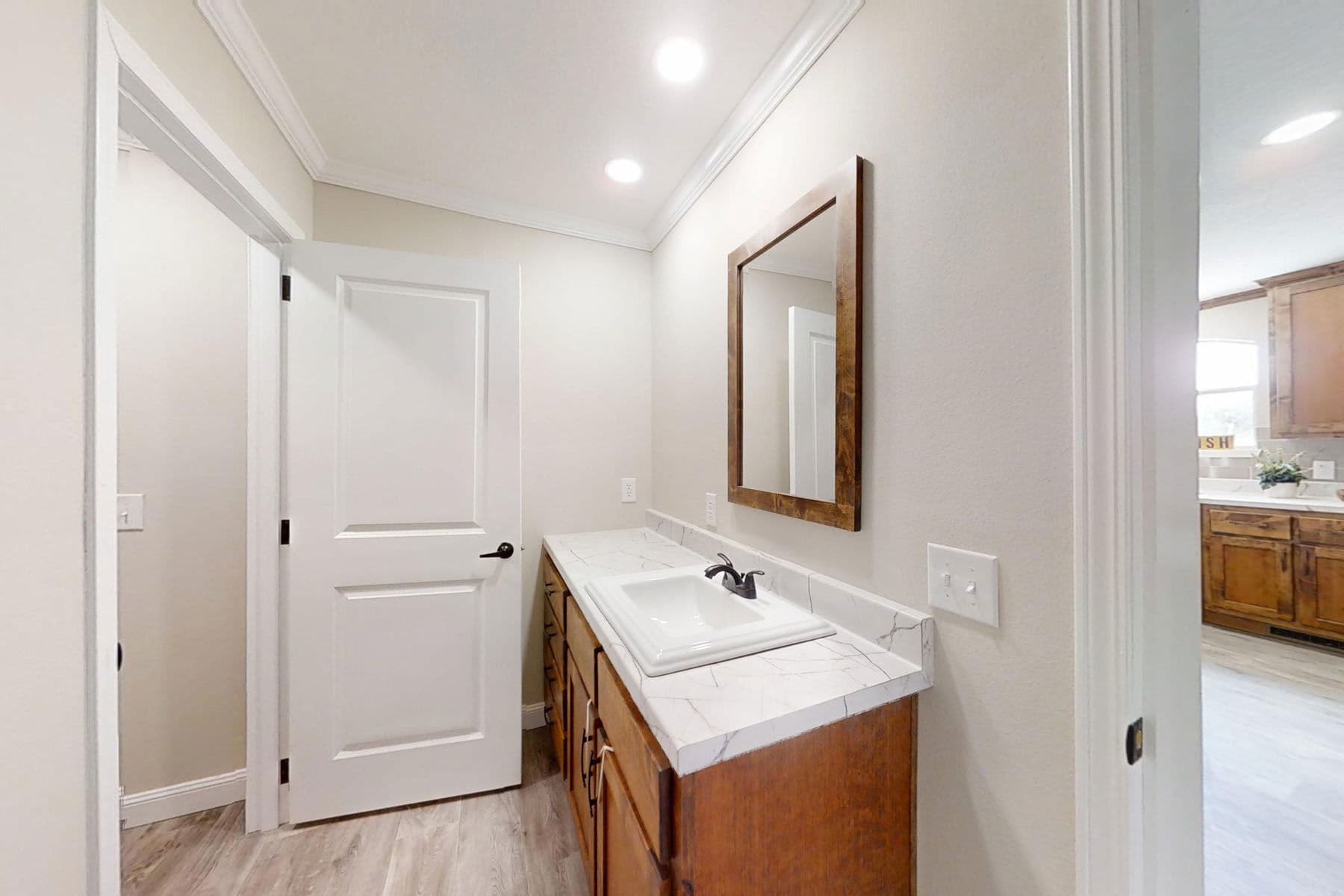 Pri3270-2014 bathroom home features
