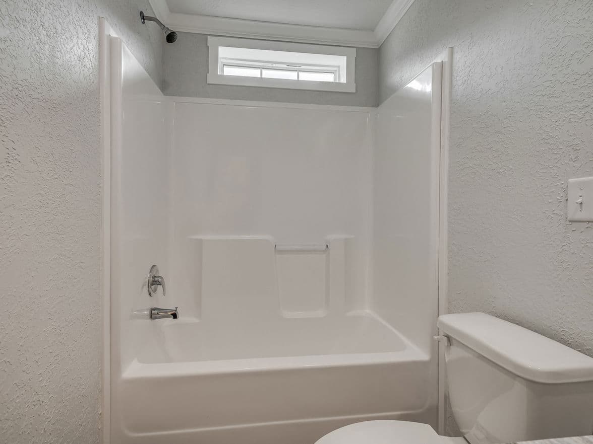 Emerald 28483a bathroom home features